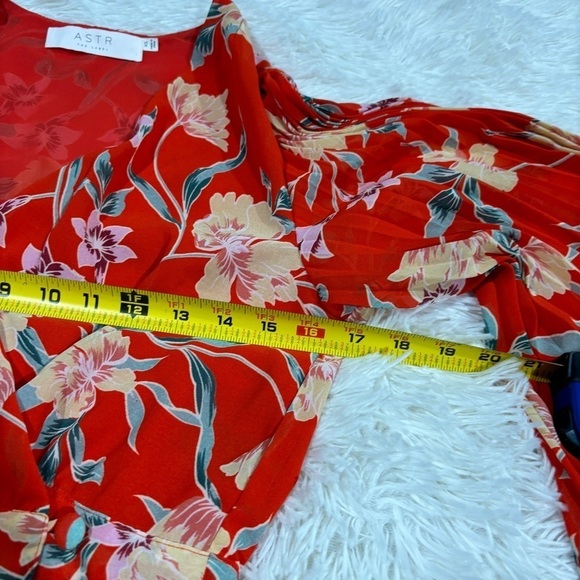 ASTR the label Pleated Sleeve Floral Wrap Top Kimono Sleeve in Red Size XS - Picture 7 of 16